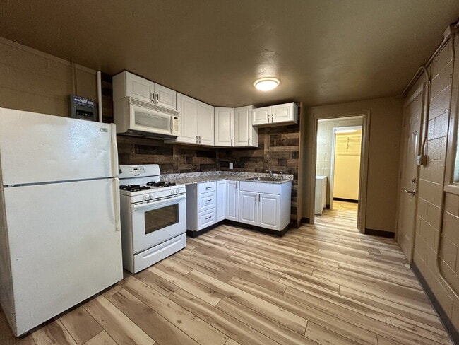 Building Photo - Beautiful Newly Remodeled Rear House Effic...