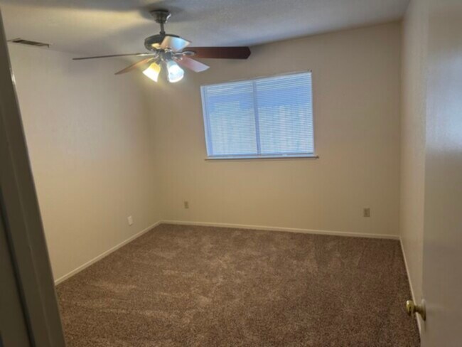 Foto del edificio - New paint , new carpet, Clovis schools