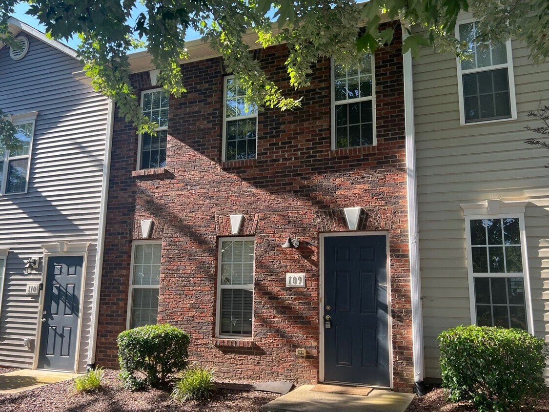 Foto principal - Spacious 2 Bed/2.5 Bath Townhome - Conveni...