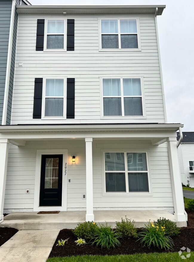 Building Photo - 2027 Coneflower Ln