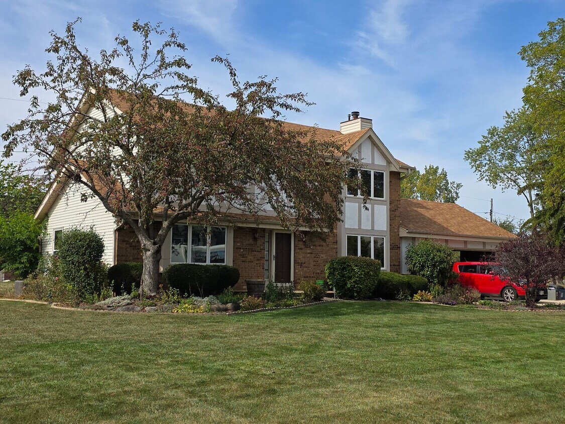 Foto principal - 4 bedroom home in Pleasant Prairie