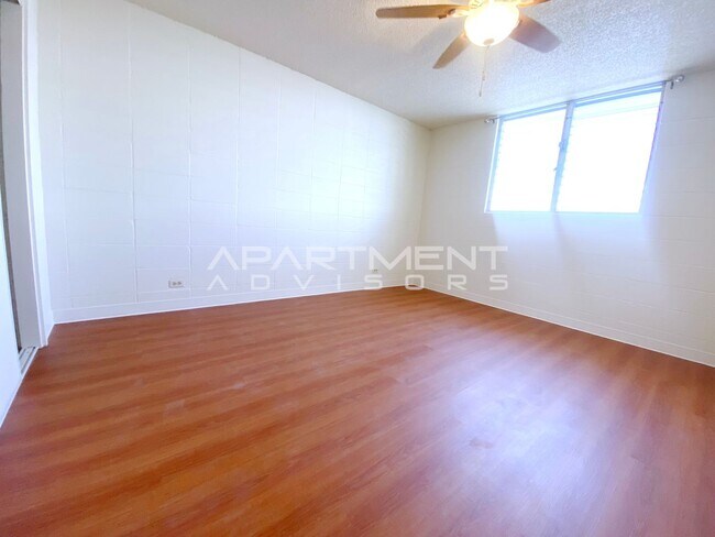 Building Photo - $500 1ST MONTH RENT SPECIAL | LARGE 1BD/1B...