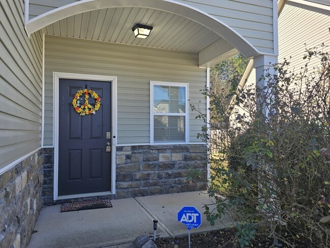 Building Photo - 215 Claudia Dr