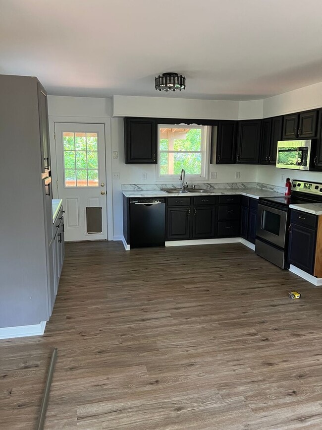 Building Photo - 3 bed / 2 bath in South Asheville