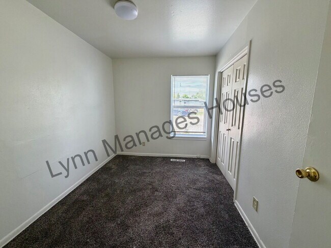 Foto del edificio - Main Level Three Bedroom Now Ready!