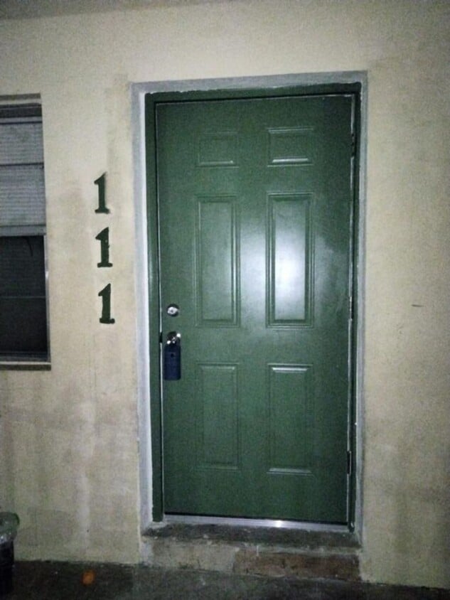 Primary Photo - Largh 1 Bed 1 Bath