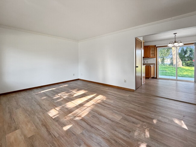 Building Photo - 3920 Knoll Ridge Dr