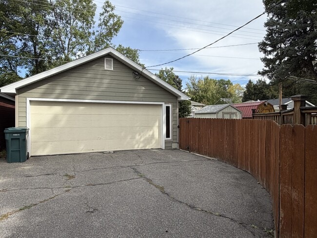 Building Photo - 1019 Poly Dr