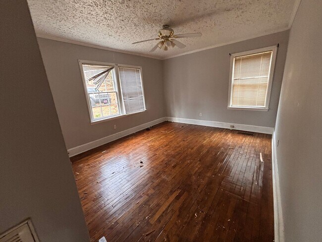 Foto del edificio - 1561 Pleasant Valley Rd SE