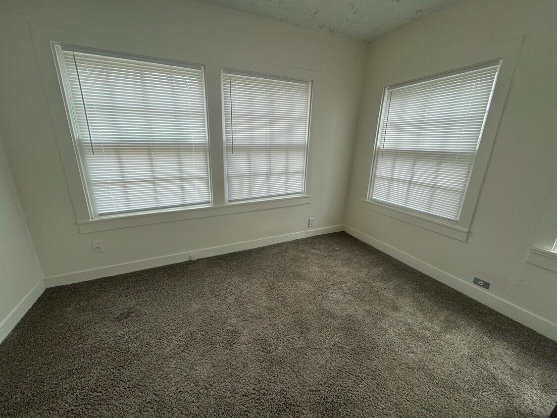 Building Photo - 715 Oscar Smith St