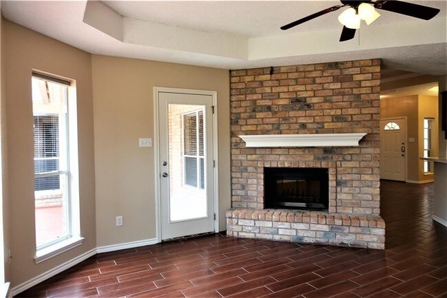 Building Photo - 303 Gulfton Dr