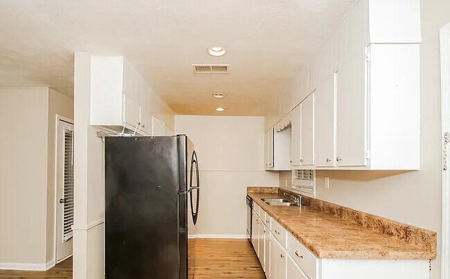 Foto del edificio - 6325 Wellington Way