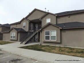 Building Photo - 1033 W Pine Ave