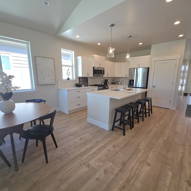 Building Photo - New Constrcution! 3 bedrooms, 2 bathrooms