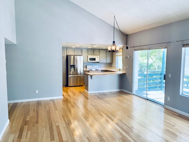 Building Photo - ~ Beautiful 2 bedroom 2 bath Condo ~ with ...