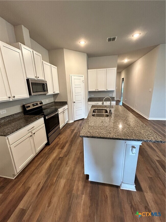 Building Photo - 724 Stonemanor