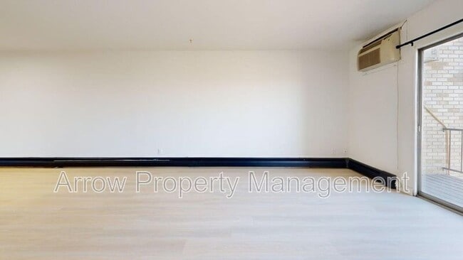 Building Photo - 215 E Arbor Ave