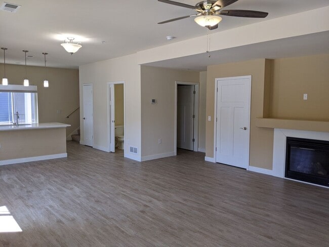 Building Photo - 1325 Bunker Hill Dr