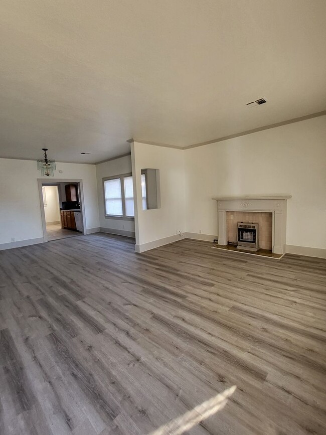 Building Photo - 1326 W Elm Ave
