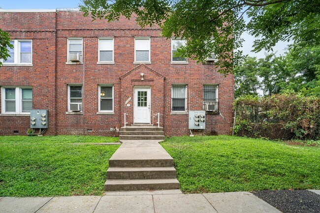 Foto del edificio - Kingman Park Charming Brick Townhome - Mov...