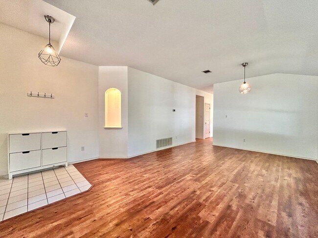 Foto del edificio - Charming 3/BR 2/BA Home with Covered Deck ...