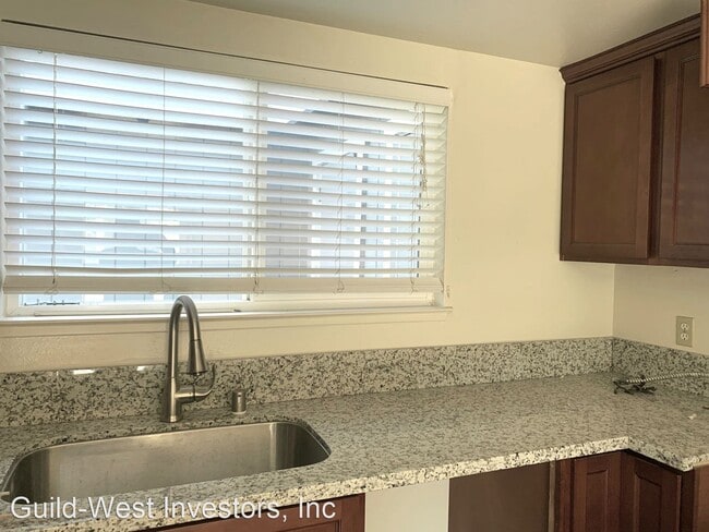 Building Photo - 2 br, 1.5 bath House - 6057 Woodside Drive