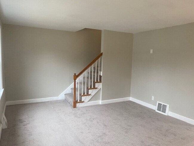 Foto del edificio - 302 Maple Rd