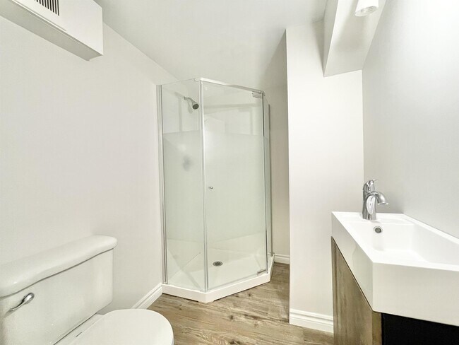 Building Photo - 31 Rendale Ave