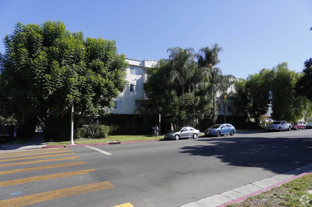 Edificio - 14655 Sylvan Street