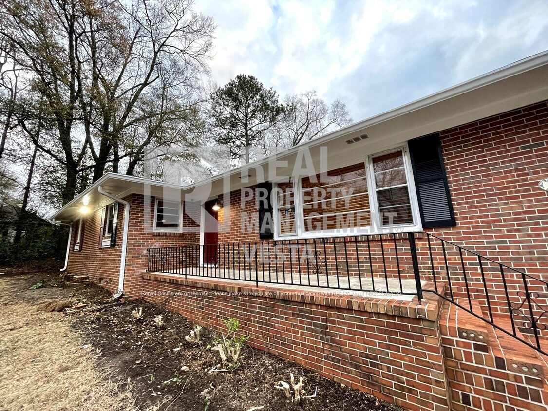 Primary Photo - Spacious Three Bedroom Home in Great Locat...
