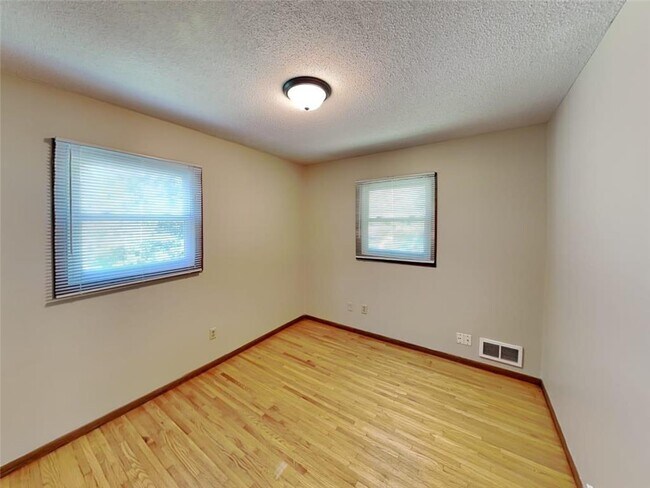 Foto del edificio - 8948-47 1/2 47 1/2 Ave N