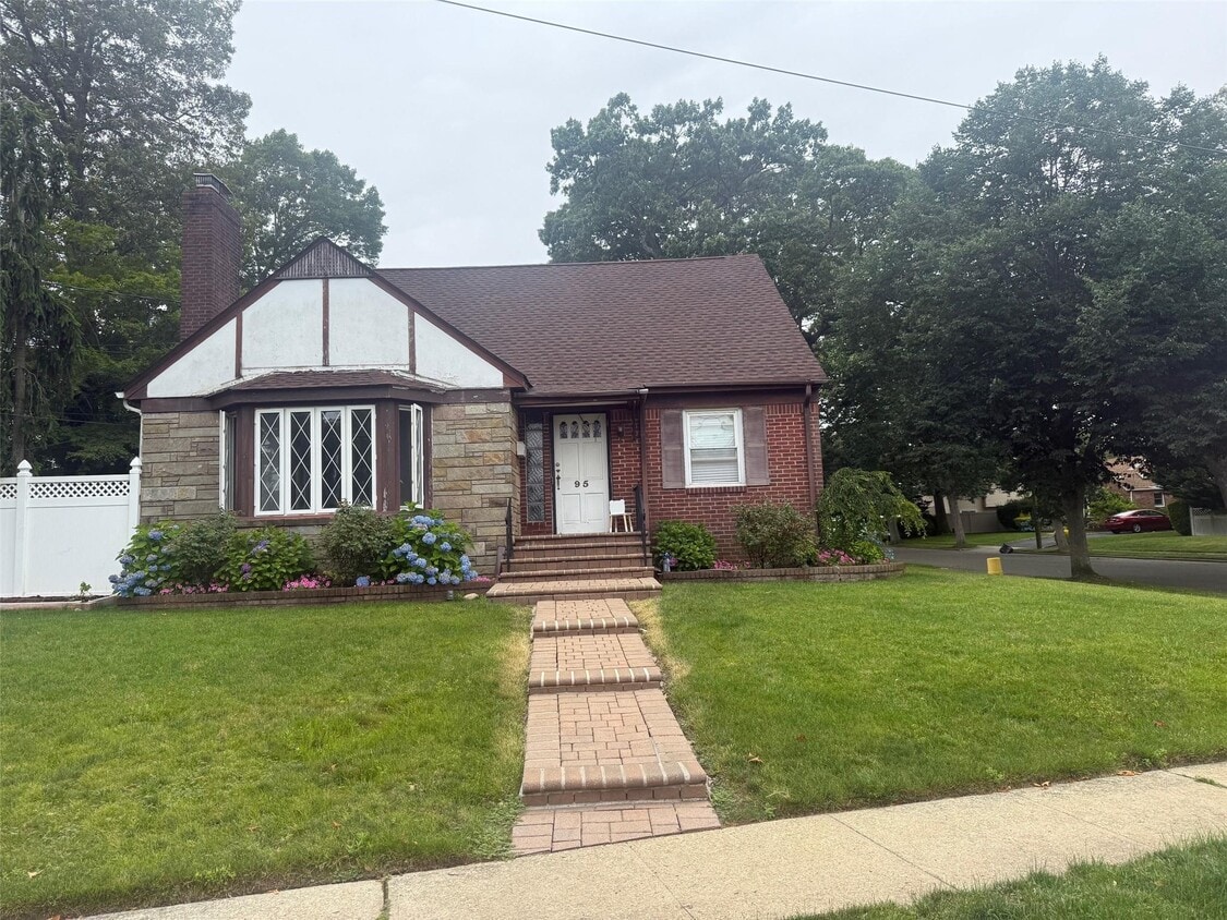 Building Photo - 95 E Shore Dr