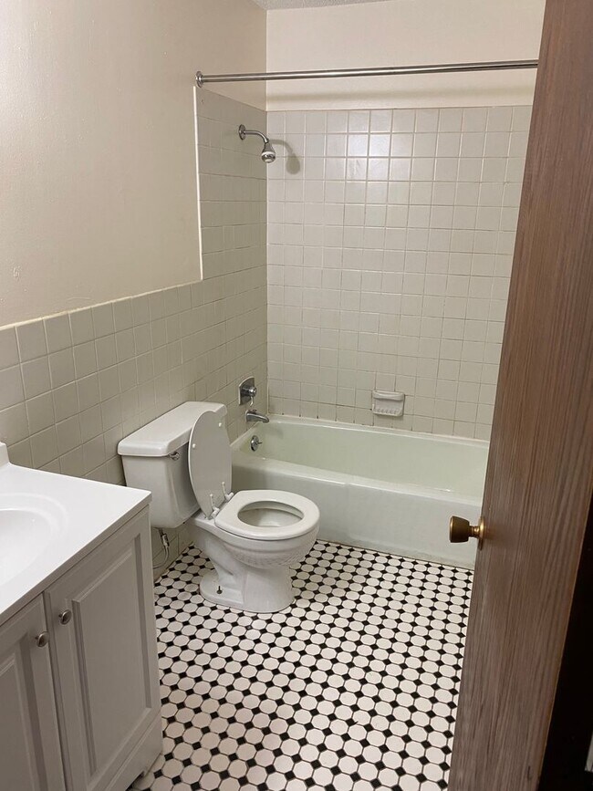 Foto del edificio - Large Two Bedroom Apartment