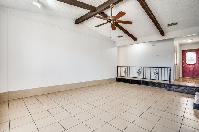 Building Photo - Inviting Home Near Arlington's Attractions...