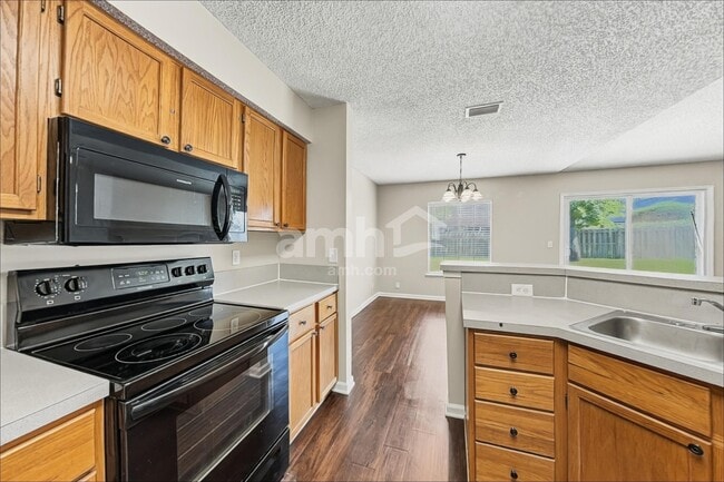 Building Photo - 12612 Ashglen Dr N
