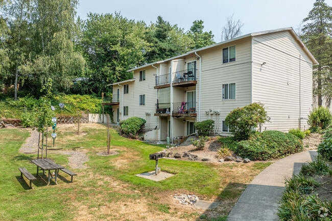 Exterior - Charbern Apts - In The Hear of Milwaukie Oregon