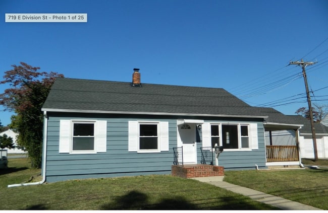 Building Photo - 719 E Division St