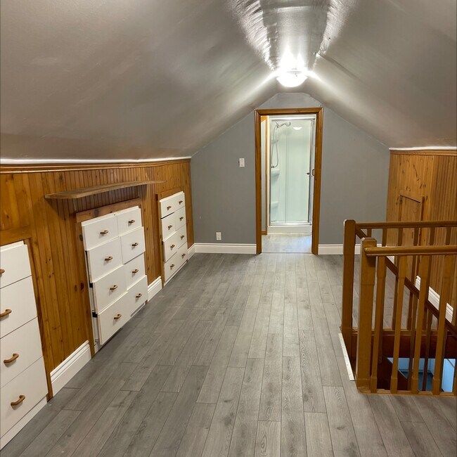 Building Photo - 2 Bed / 1 Bath Detached Home – $1,899 + Ut...