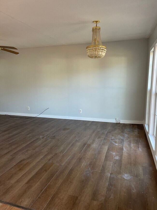 Building Photo - 3 BEDROOM 2 BATH located in Spring Valley ...