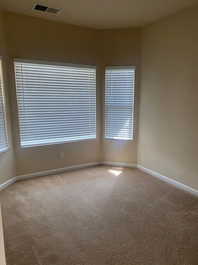 Building Photo - **Available Now Single Level  3 Bedroom 2 Bathroom with a Office**