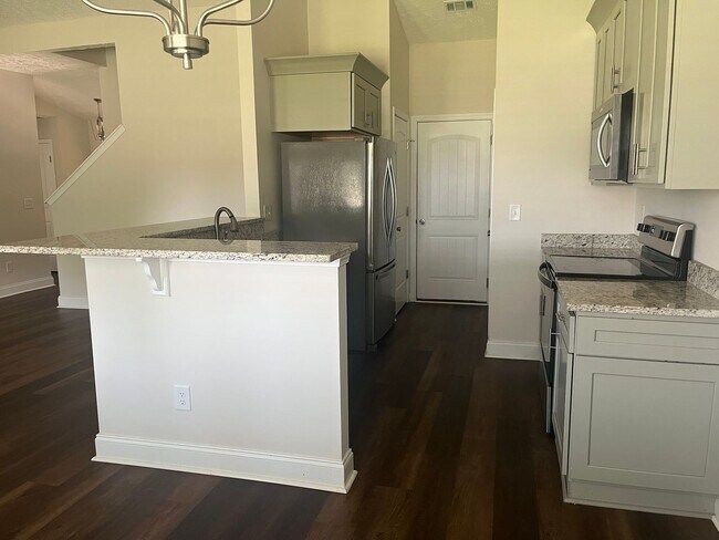 Foto del edificio - 3 bedroom plus a spacious bonus room home