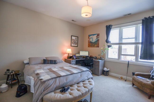 Foto del edificio - 3 bedroom in Chicago IL 60657