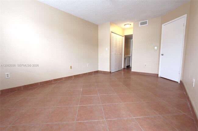 Foto del edificio - 2890 N Oakland Forest Dr