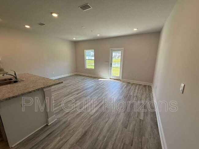 Building Photo - 710-E Giese Ln