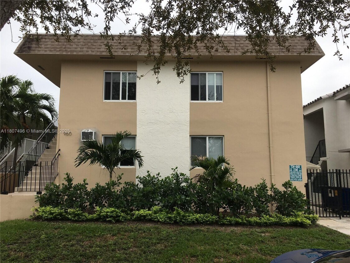 Foto principal - 960 Biarritz Dr