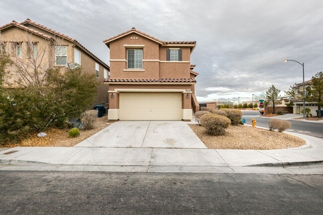 Foto del edificio - Beautiful Split-Level Home on Corner Lot with Pool and Spa!