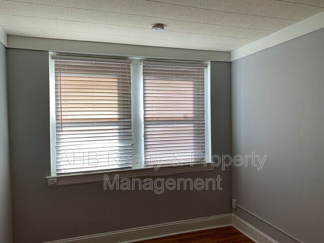 Building Photo - 126 S Beaumont Ave