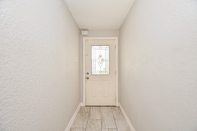 Foto del edificio - 5811 Greencraig Dr