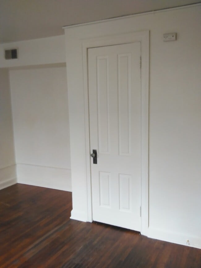 Building Photo - Video in pictures! 3rd Floor 1 Bedroom in ...