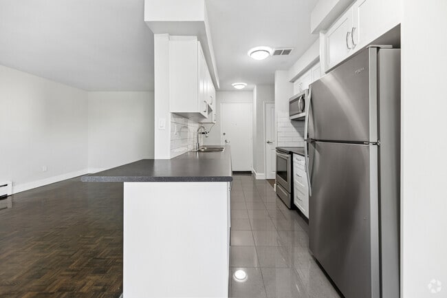 1 chambre, 1 salle de bain - 680 pi² - Cuisine - 321 & 349 Marland Ave